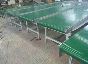 綠色皮帶輸送機 材質(zhì)是鋁型材的輸送帶